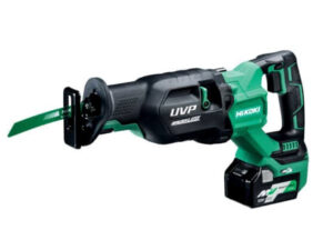 Tigersåg med enkelt bladbyte och enkel justering av fot. Utrustad med LED-ljus och stor, praktisk uppängningskrok. 230V STYRKA - SLADDLÖS FRIHET! Med MULTIVOLT batteri får du en 36V maskin i samma kompakta storlek som en 18V, tack vare en ny och revolutionerande cellteknologi. Det betyder att du får en mycket kraftfull maskin – men med låg vikt och som därmed ger en bra ergonomi och smidighet. HiKOKIS 36V system ersätter behovet av nätdrivet och du kan se fram emot en sladdlös vardag. De nya MULTI VOLT BATTERIERNA passar även till 18V batterimaskiner (med slidefäste för batteri).